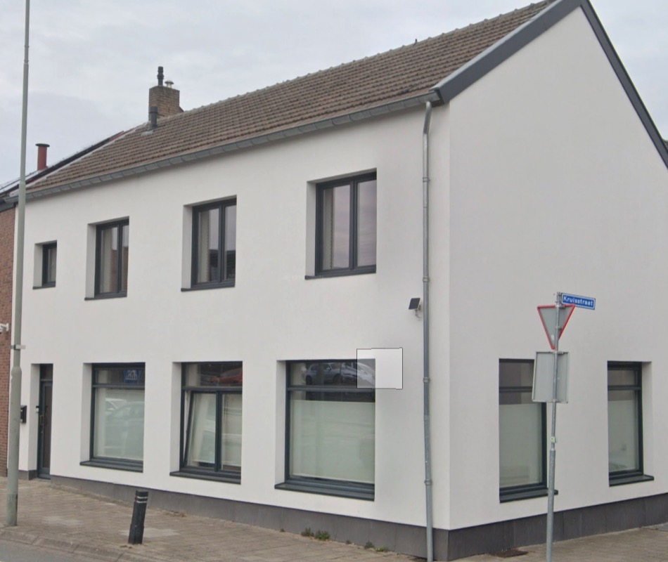 Woning met strak wit buitenstucwerk