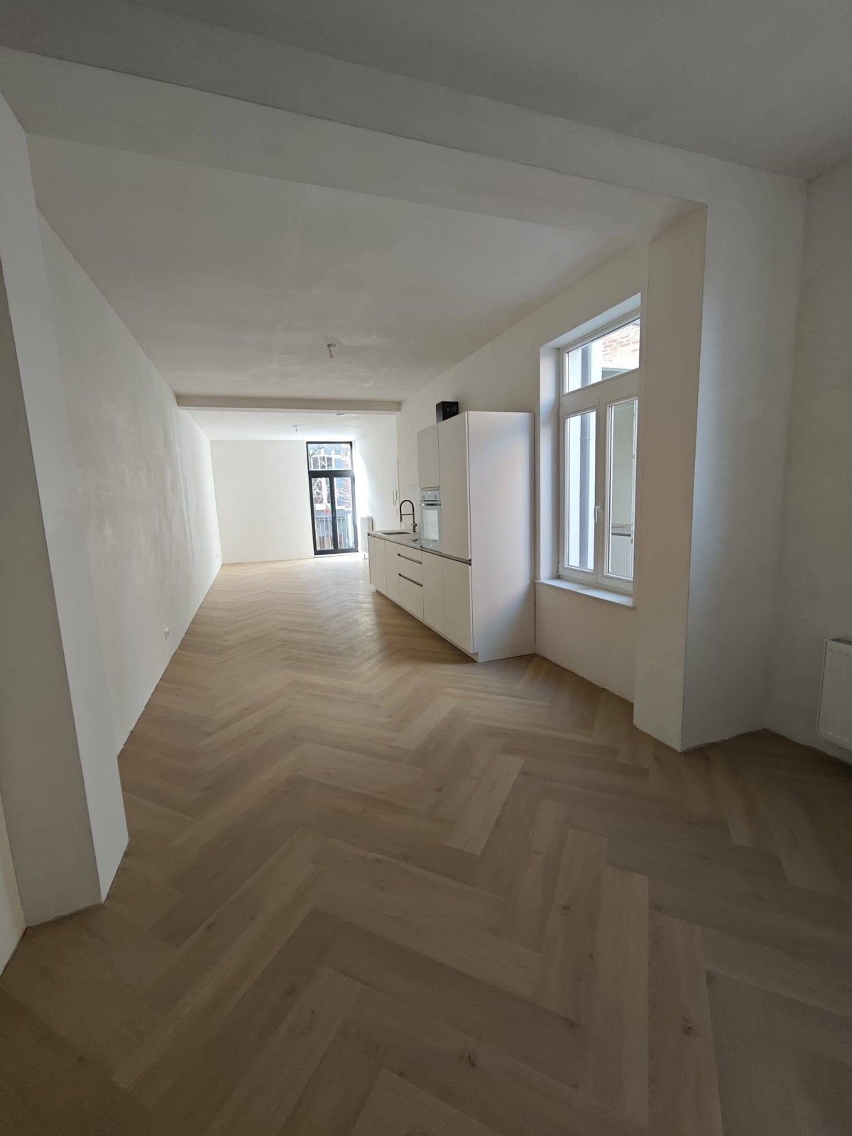 Visgraat PVC-vloer onder eiken balken