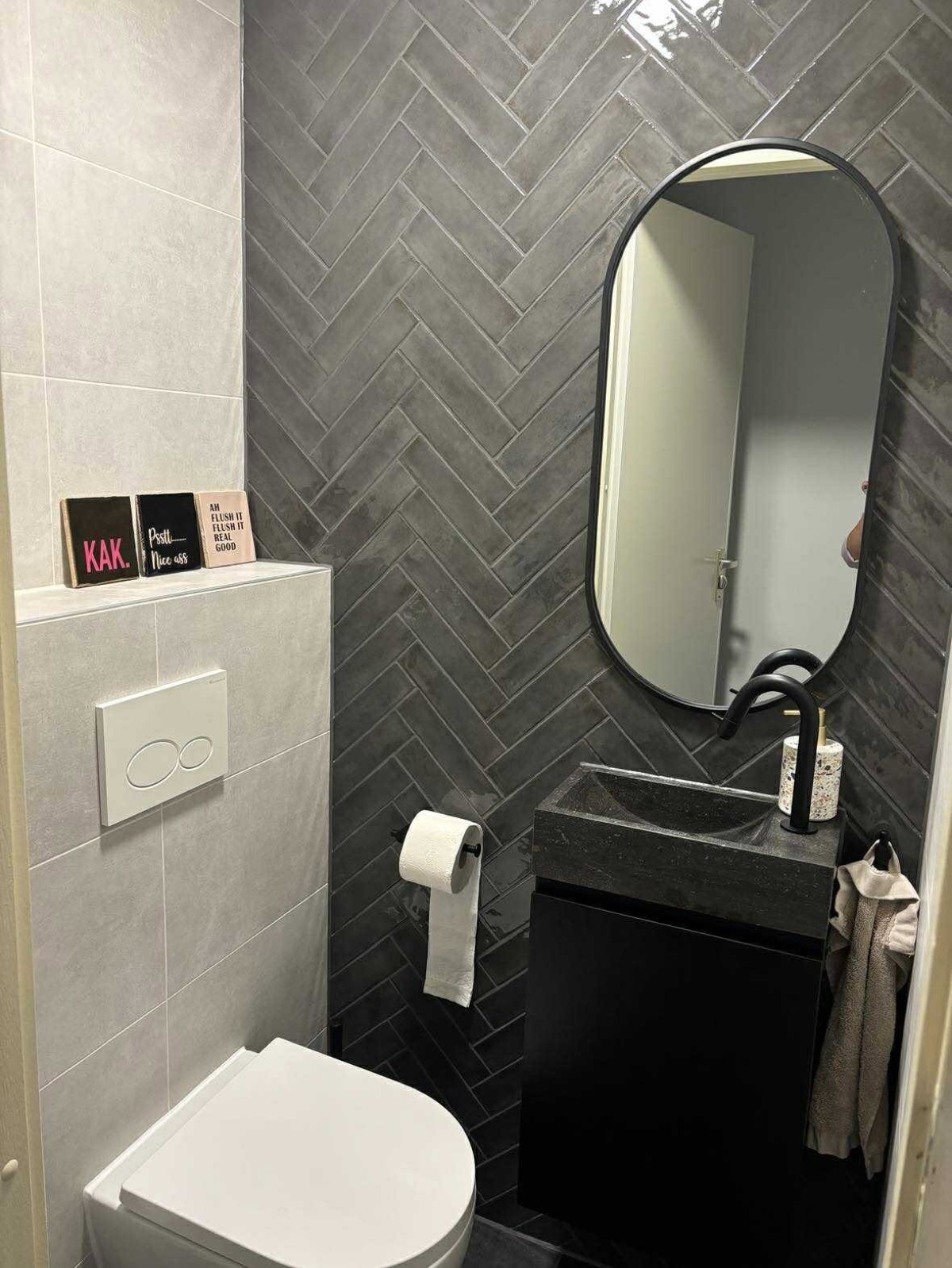 Toilet met donkergroene visgraattegels