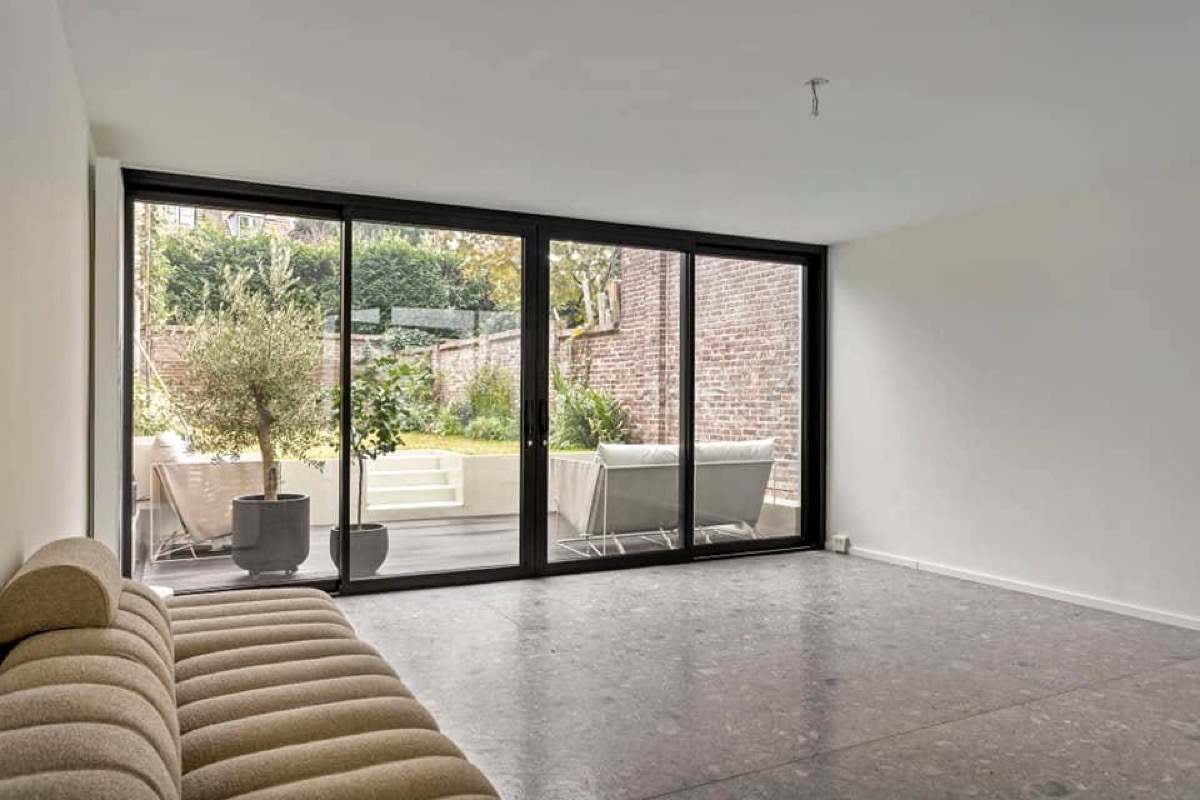 Aanbouw met glazen pui en zicht op de tuin